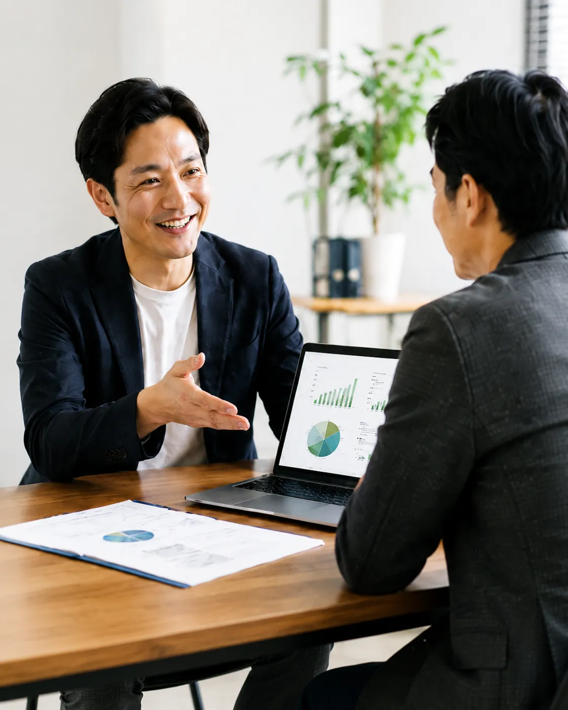 案件紹介や開業支援について相談している様子